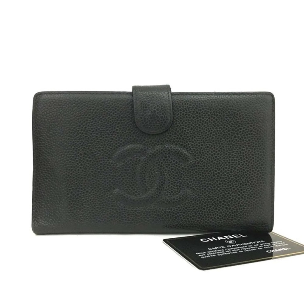 [0067] Vintage Chanel CC logo black caviar leather kisslock wallet